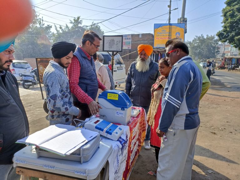 ਕਰਤਾਰਪੁਰ ਵਿਖੇ ਈ ਵੀ ਐਮ ਦਾ ਇਕ ਵਾਰ ਫਿਰ ਤੋਂ ਕੀਤਾ ਗਿਆ ਪ੍ਰਦਰਸ਼ਨ