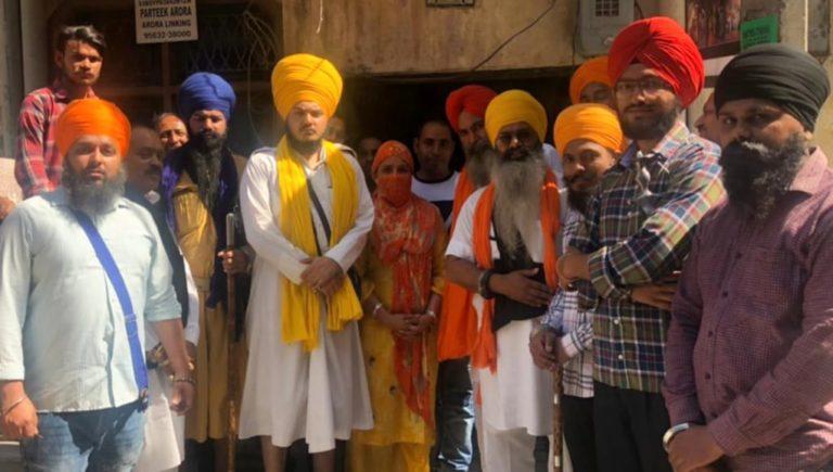 ਸਿੱਖ ਯੂਥ ਫ਼ੈਡਰੇਸ਼ਨ ਭਿੰਡਰਾਂਵਾਲਾ ਦੇ ਸਿੰਘਾਂ ਨੇ ਲੜਕੀ ਛੇੜਨ ਵਾਲੇ ਦੀ ਸਵਾਰੀ ਭੁਗਤ, ਪੈਰੀਂ ਹੱਥ ਲਗਵਾ ਕੇ ਮੰਗਵਾਈ ਮਾਫ਼ੀ