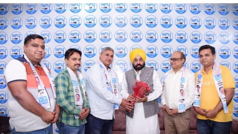 ਆਪ’ ਨੇ ਭਾਜਪਾ ਨੂੰ ਦਿੱਤਾ ਵੱਡਾ ਝਟਕਾ, ਭਾਜਪਾ ਦੇ ਸੂਬਾ ਅਤੇ ਜ਼ਿਲ੍ਹਾ ਪੱਧਰੀ ਆਗੂ ਹੋਏ ‘ਆਪ’ ‘ਚ ਸ਼ਾਮਲ